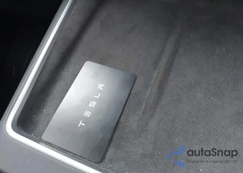 2026 Tesla Model Y Long Range Dual Motor All-Wheel Drive/Long Range Launch Series z USA, uszkodzony, nr VIN 7SAYGDEE1TF447021